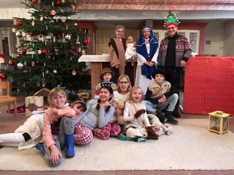 Wenn die Probe klappt, zieht der Pfarrer schon mal die Weihnachtskappe auf...